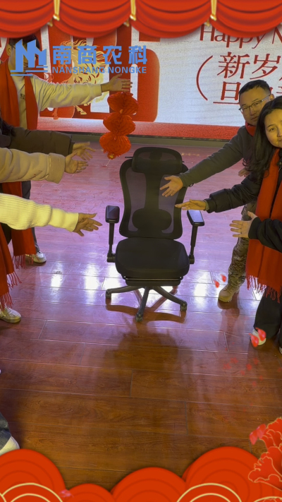 🎇 元旦快乐，温暖相伴 🎇时光匆匆，感恩 2025 年每一份支持与陪伴！从猪场到工厂，南商农科的成长，离不开每一位合作伙伴与家人的信赖！2026 年，我们将继续以贴心服务和硬核设备，陪您一路前行，养殖